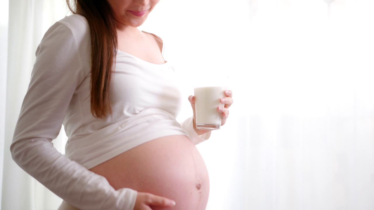 详情图-微笑的孕妇喝天然牛奶。享受健康饮料、茶点