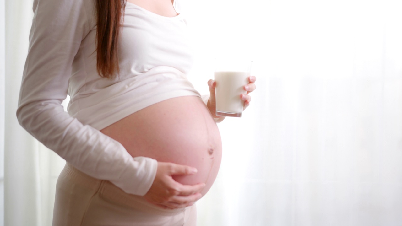 详情图-微笑的孕妇喝天然牛奶。享受健康饮料、茶点