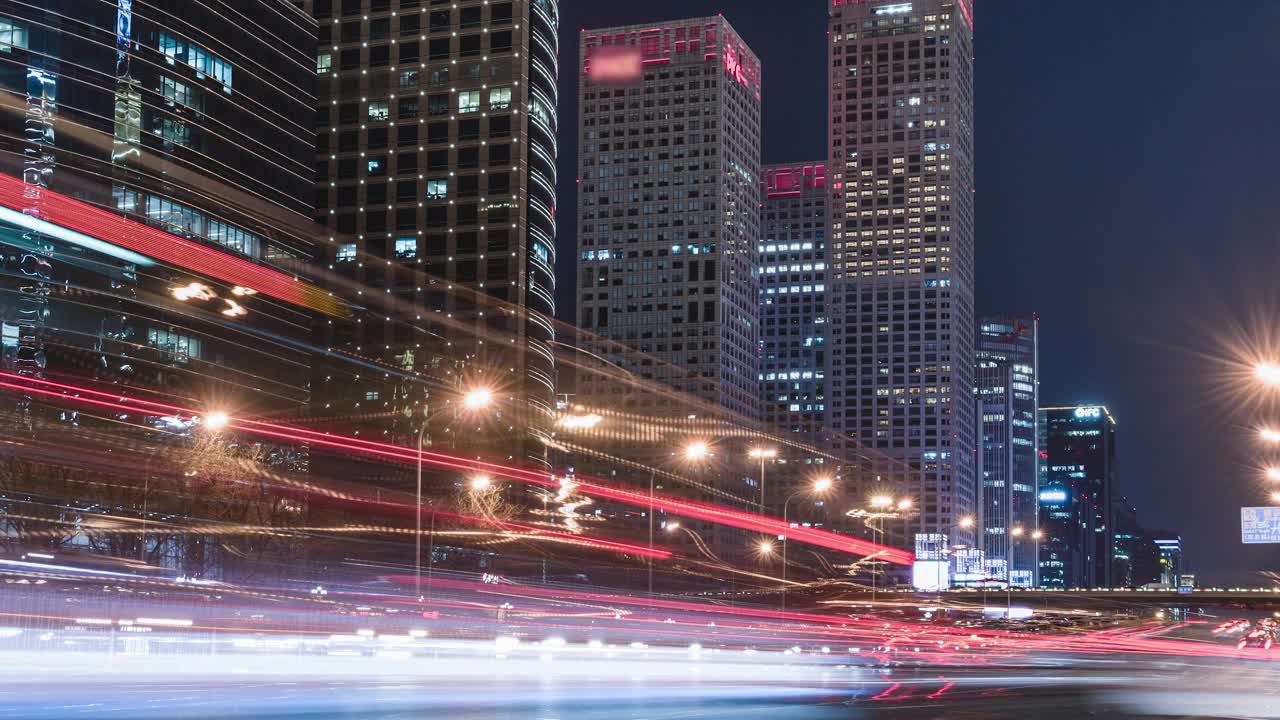 T/L低角度视角的北京交通在夜间