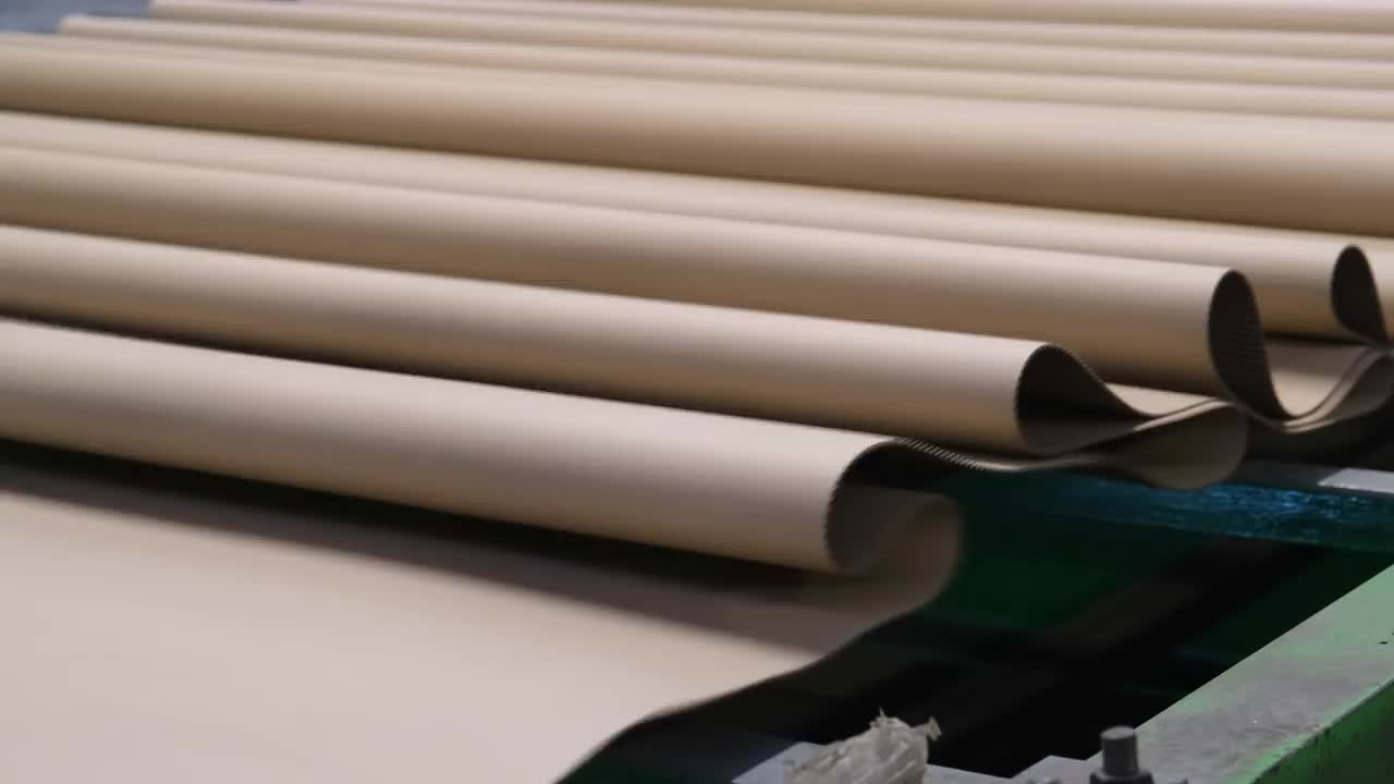 企业为生产纸板容器。在工厂背景下折叠纸板排的特写图像。纸板箱制造。