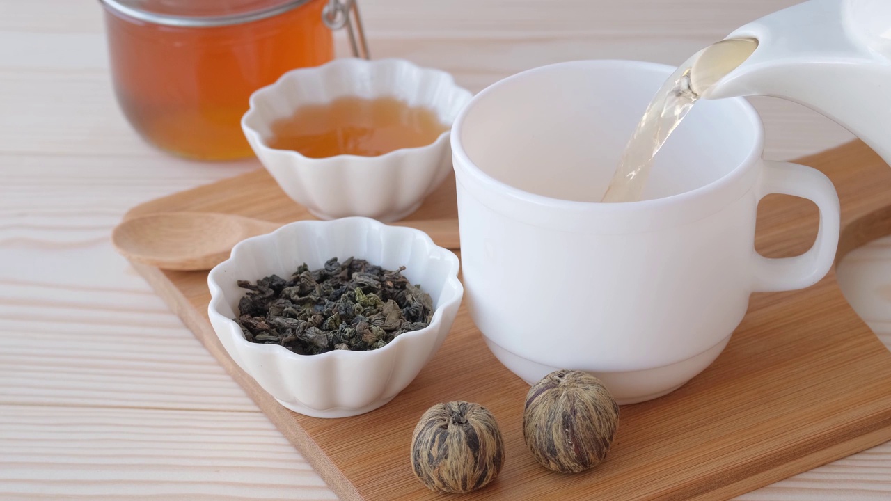 詳情圖-兩種綠茶在木桌的背景上，蜂蜜和一個白色的杯子倒著茶。健康飲食的概念。