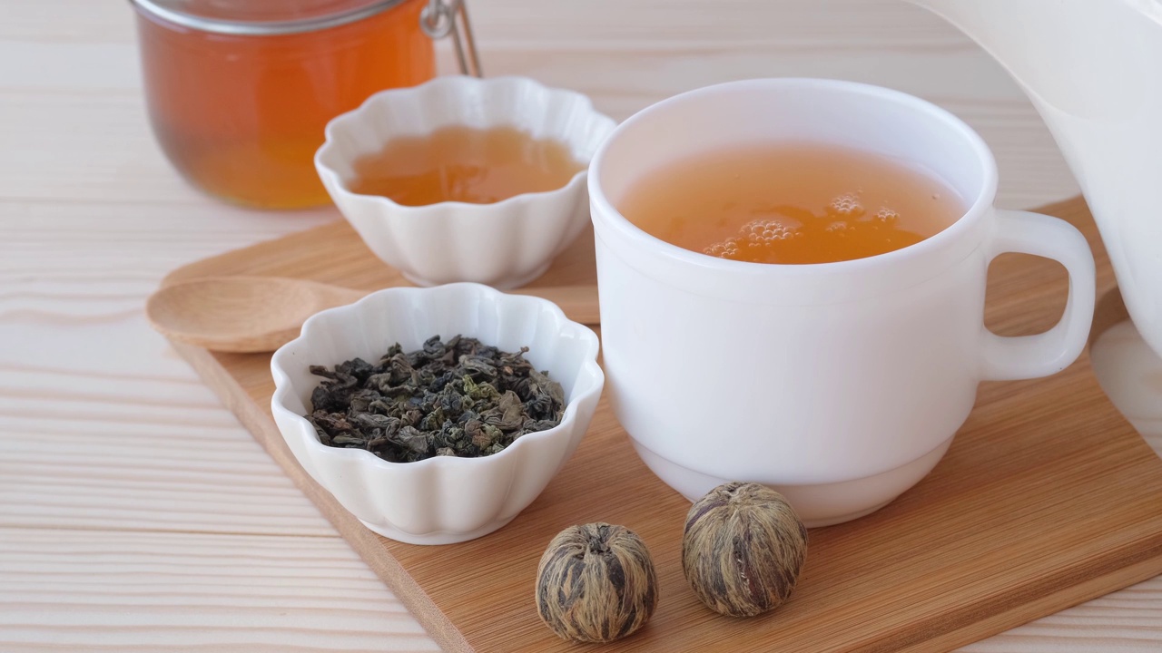 詳情圖-兩種綠茶在木桌的背景上，蜂蜜和一個白色的杯子倒著茶。健康飲食的概念。
