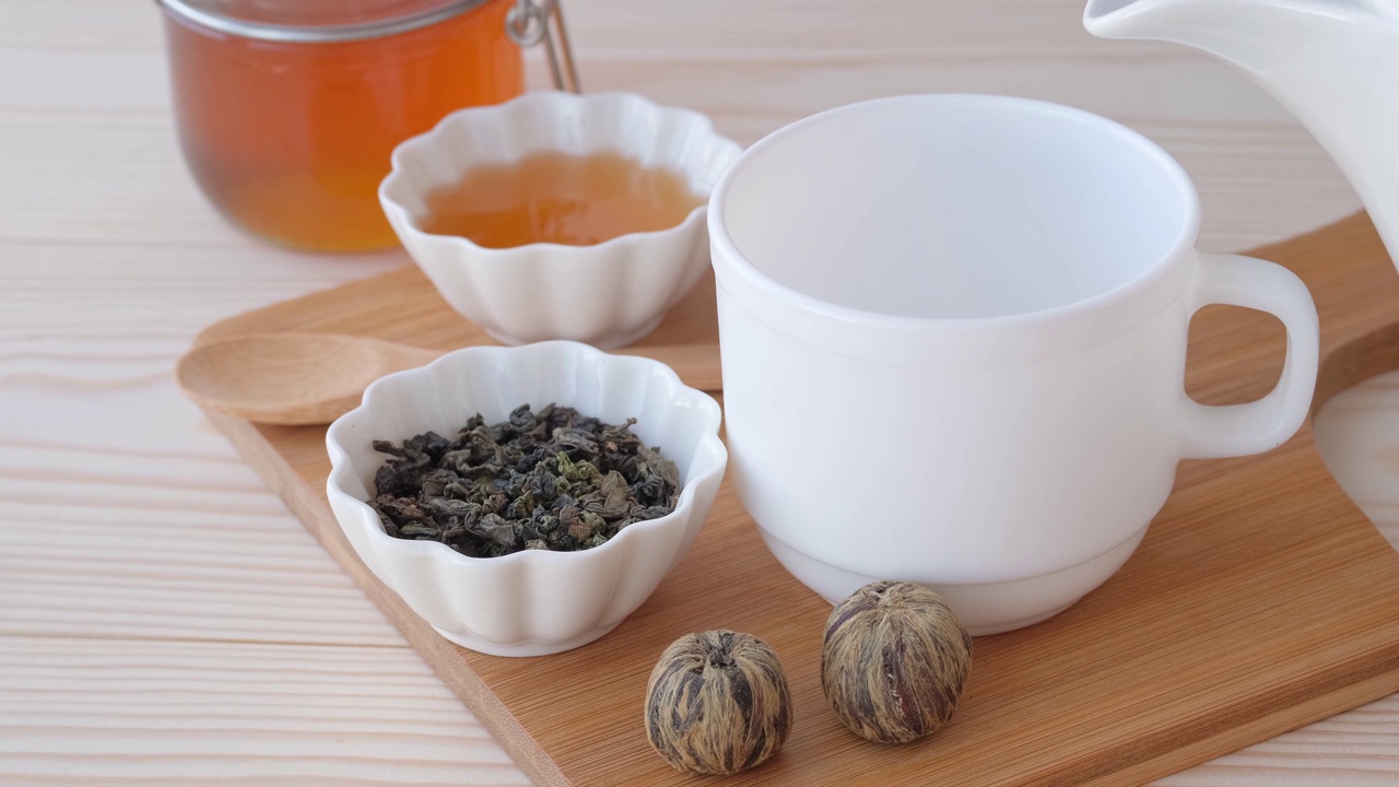 詳情圖-兩種綠茶在木桌的背景上，蜂蜜和一個白色的杯子倒著茶。健康飲食的概念。