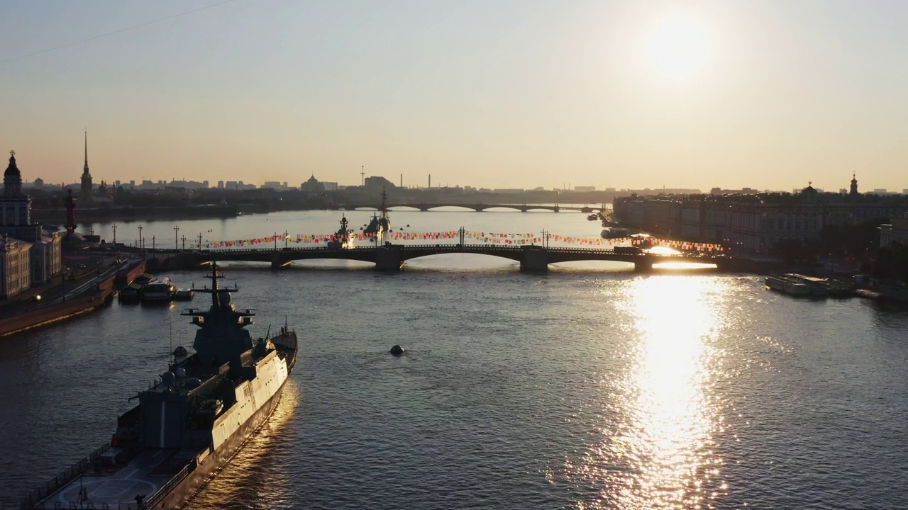 空中清晨的城市景观，战舰在涅瓦河的水域前俄罗斯海军，海上力量，最新的巡洋舰在景观中，以撒大教堂的背景