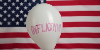 全球通胀的概念。气球与美国国旗的文字通货膨胀