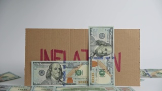 全球通胀的概念。纸板上写着通货膨胀和美元贬值