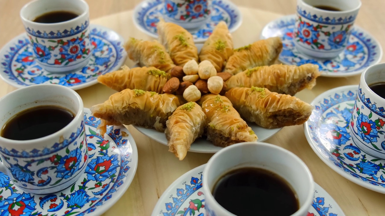 桌上有土耳其咖啡和果仁蜜饼。有选择性的重点。食物。