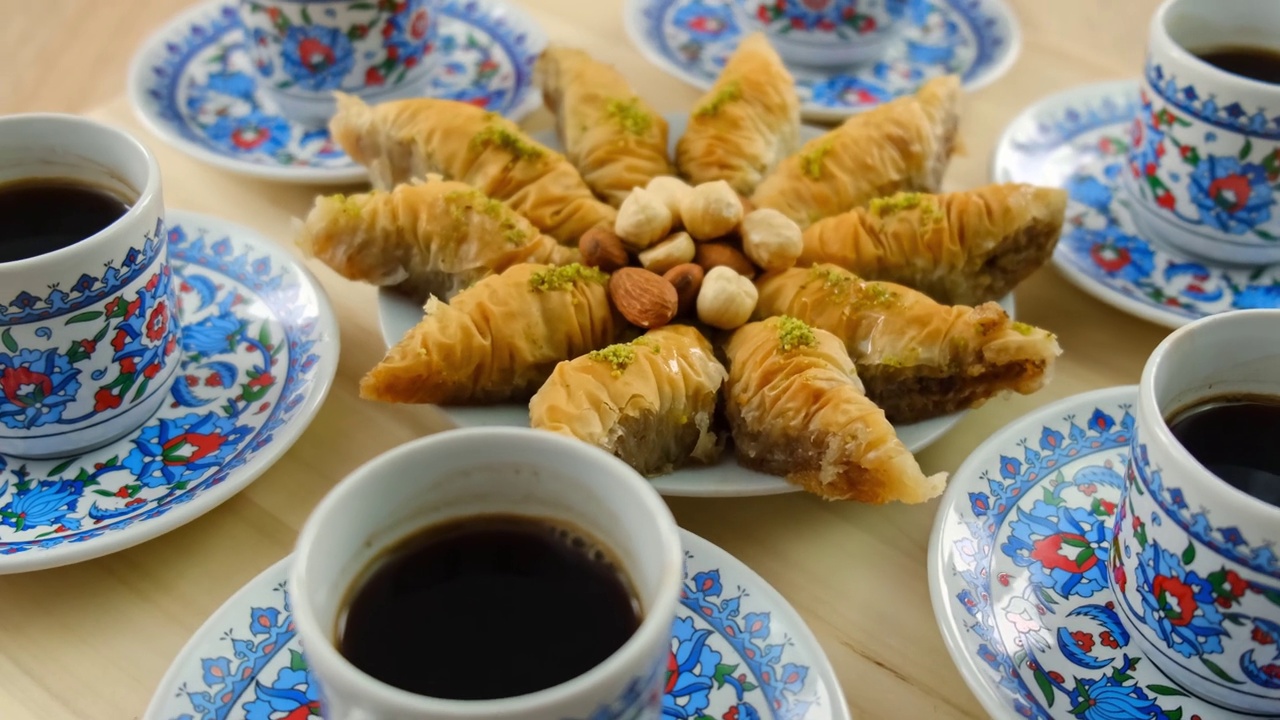 详情图-桌上有土耳其咖啡和果仁蜜饼。有选择性的重点。食物。