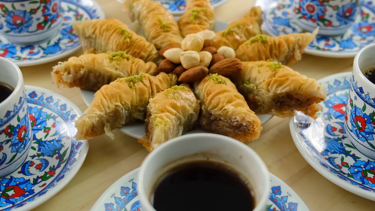 详情图-桌上有土耳其咖啡和果仁蜜饼。有选择性的重点。食物。