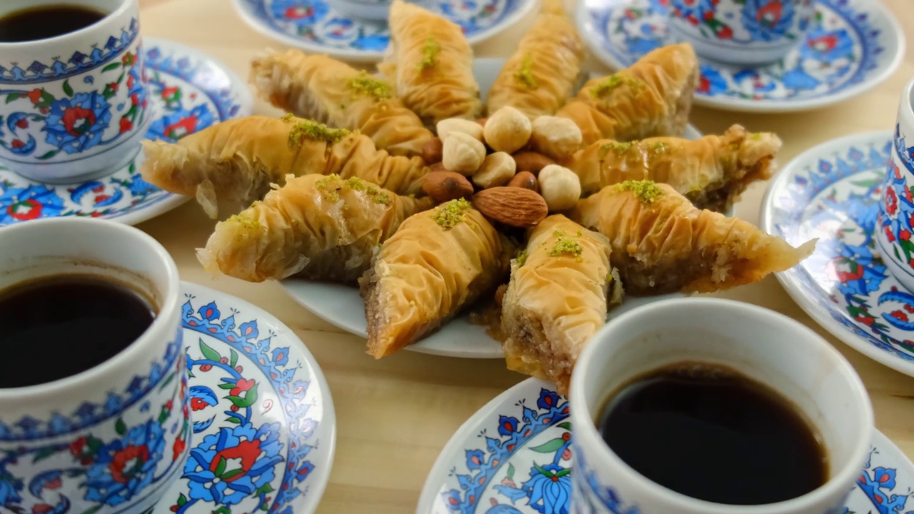 详情图-桌上有土耳其咖啡和果仁蜜饼。有选择性的重点。食物。