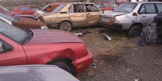 阿根廷布宜诺斯艾利斯附近的废旧汽车和汽车零部件废品场。4K分辨率。