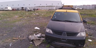 在阿根廷布宜诺斯艾利斯附近的废旧汽车和汽车零部件废品场，一辆报废的出租车。4K分辨率。