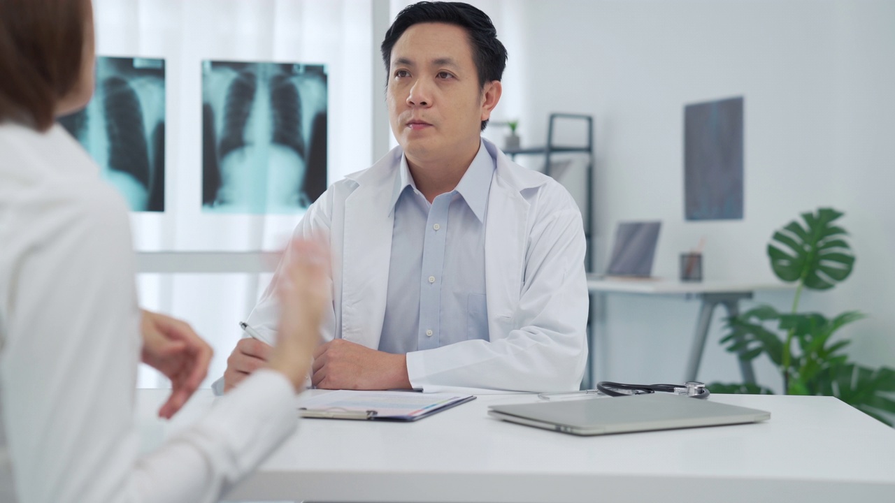 在医务室医生询问病人最近的症状，并与病人交谈