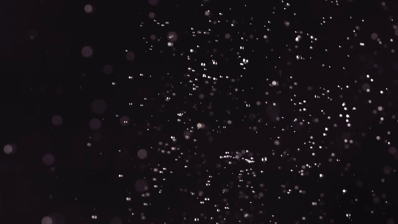 详情图-黑色背景下的菠萝飞行慢动作