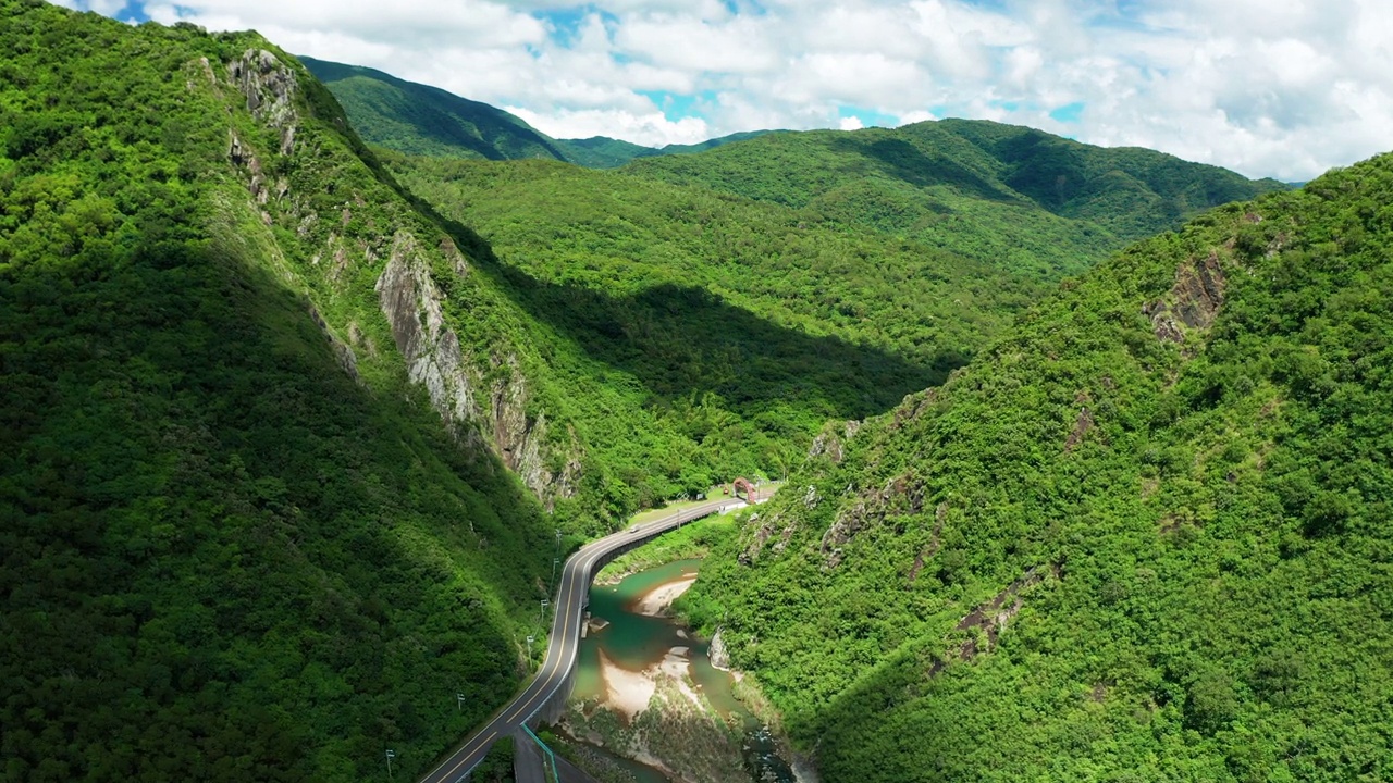 台湾曲线山路及山谷鸟瞰图