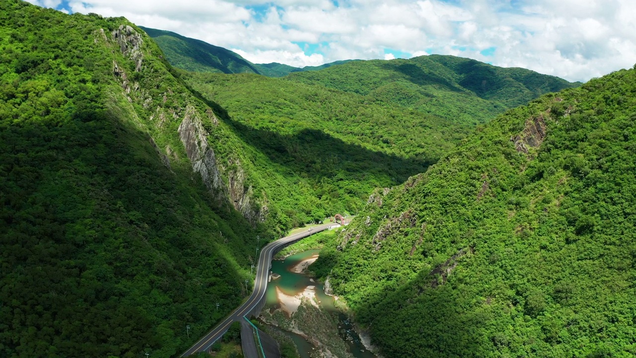 详情图-台湾曲线山路及山谷鸟瞰图