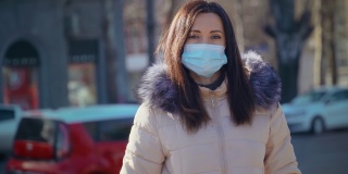 白天，一名留着黑色长发的女子站在城市街道上，戴着口罩抵御空气污染和冠状病毒