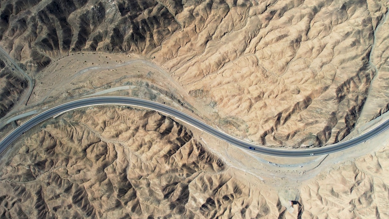 鸟瞰山间乡村公路