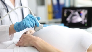 医生在门诊对孕妇做胎儿超声特写4k电影慢动作视频素材模板下载