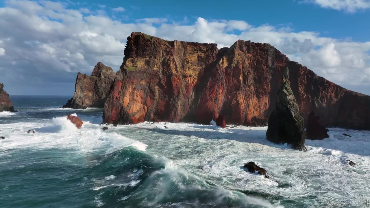 詳情圖-圣洛倫索蓬塔。馬德拉島東部的海角。自然的度假勝地。日落時(shí)分的步道俯視圖。葡萄牙馬德拉。海洋中的巖石懸崖