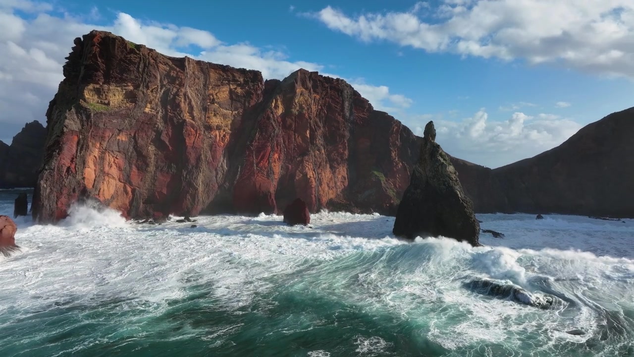 詳情圖-圣洛倫索蓬塔。馬德拉島東部的海角。自然的度假勝地。日落時(shí)分的步道俯視圖。葡萄牙馬德拉。海洋中的巖石懸崖