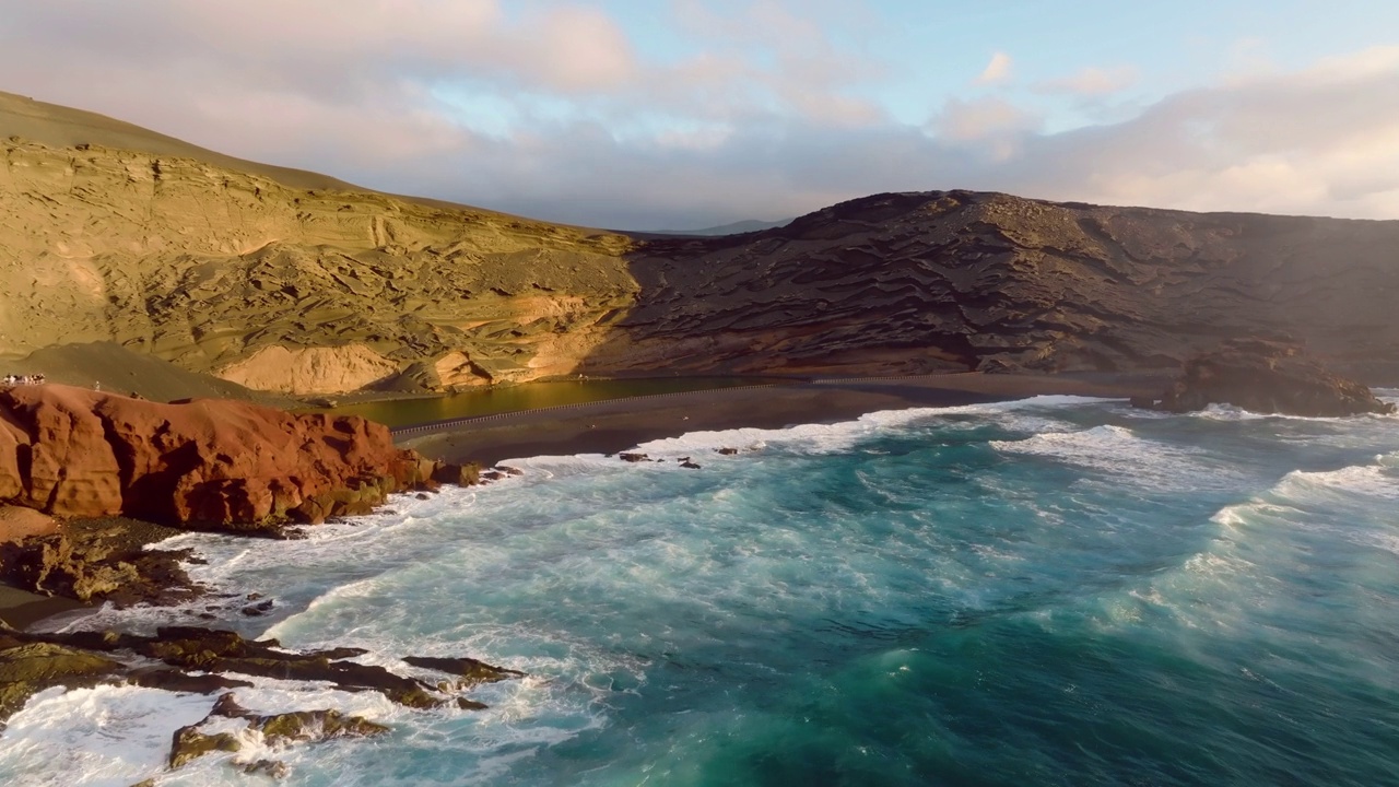 详情图-Playa,el,Golfo靠近el,Lago,Verde湖的山顶景观。兰萨罗特岛。加那利群岛。西班牙。大西洋海滩。绿湖火山起源于山区。海浪冲击着海岸。