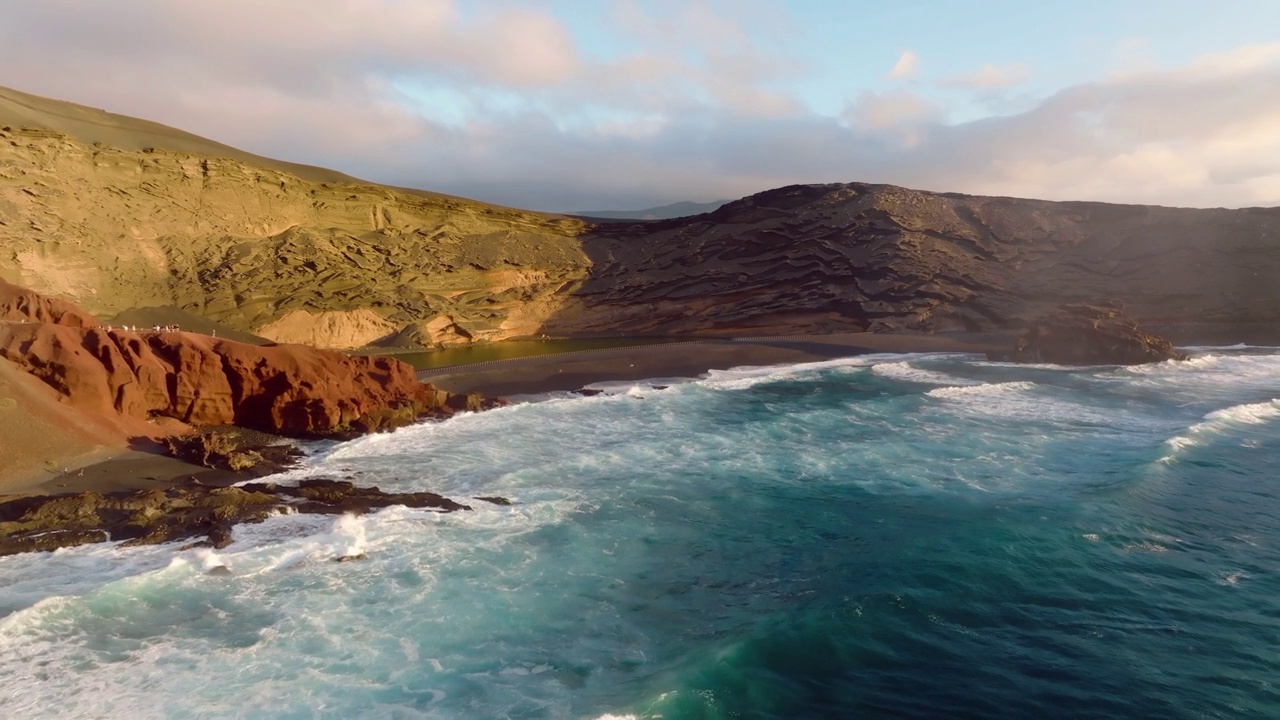 详情图-Playa,el,Golfo靠近el,Lago,Verde湖的山顶景观。兰萨罗特岛。加那利群岛。西班牙。大西洋海滩。绿湖火山起源于山区。海浪冲击着海岸。