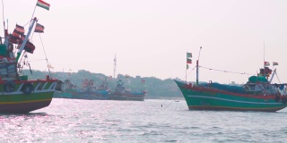 印度古吉拉特邦奥卡港阿拉伯海的船只。港口的渔船上挂着印度国旗。阿拉伯海的小木船。
