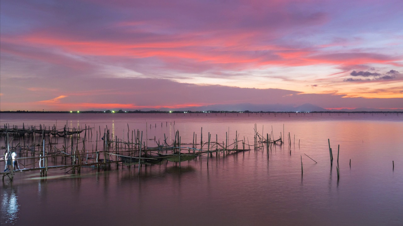 泰国，宋卡省，宋卡湖，渔场夕阳和移动的天空