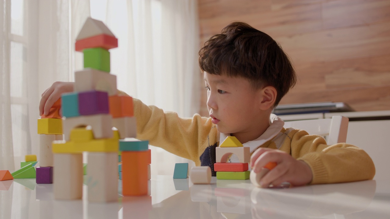 小男孩认真地堆积木
