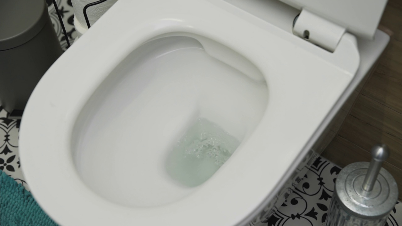 在浴室冲厕所的水