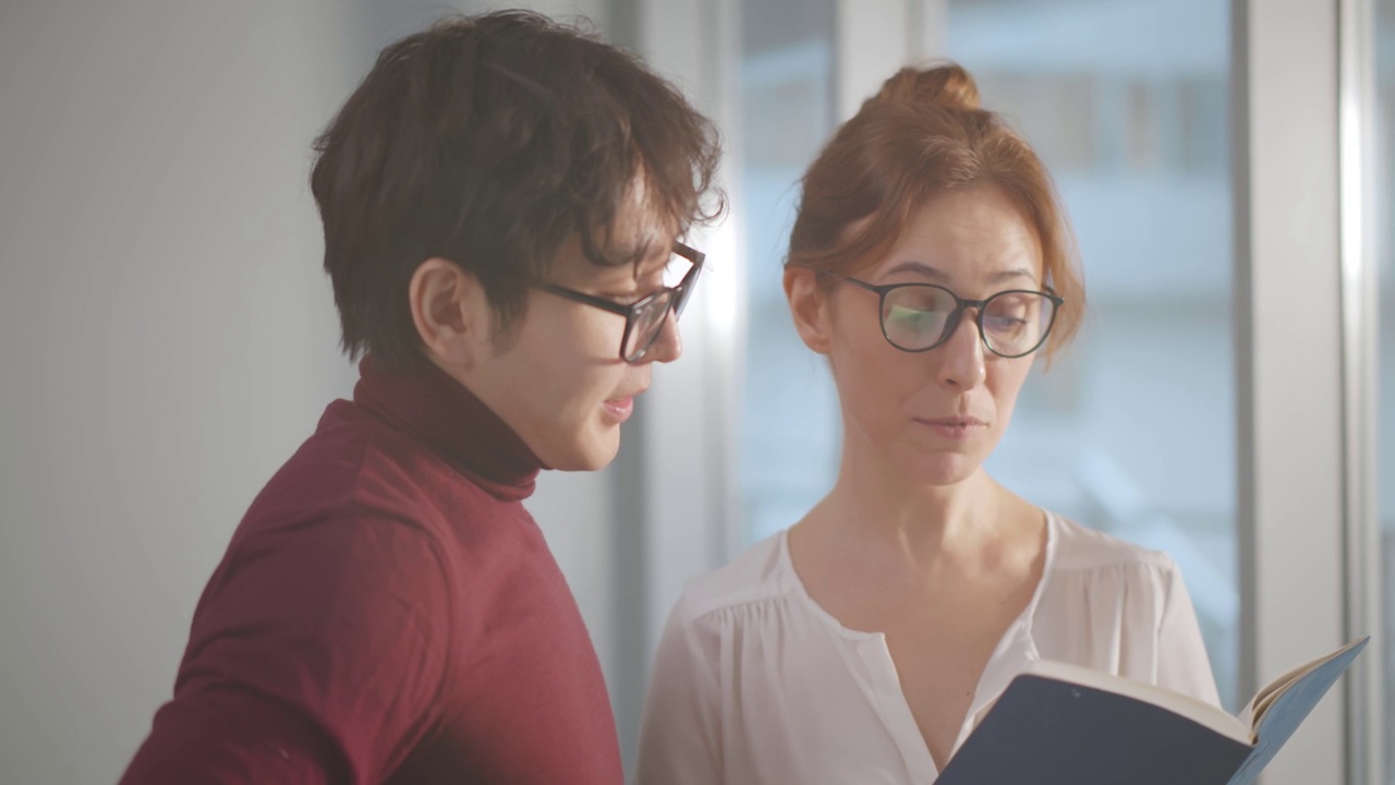 詳情圖-愉快的商務(wù)同事在休息時間在辦公室窗前交談