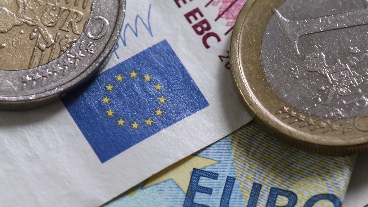 欧元现金详情:钞票和硬币缓慢旋转