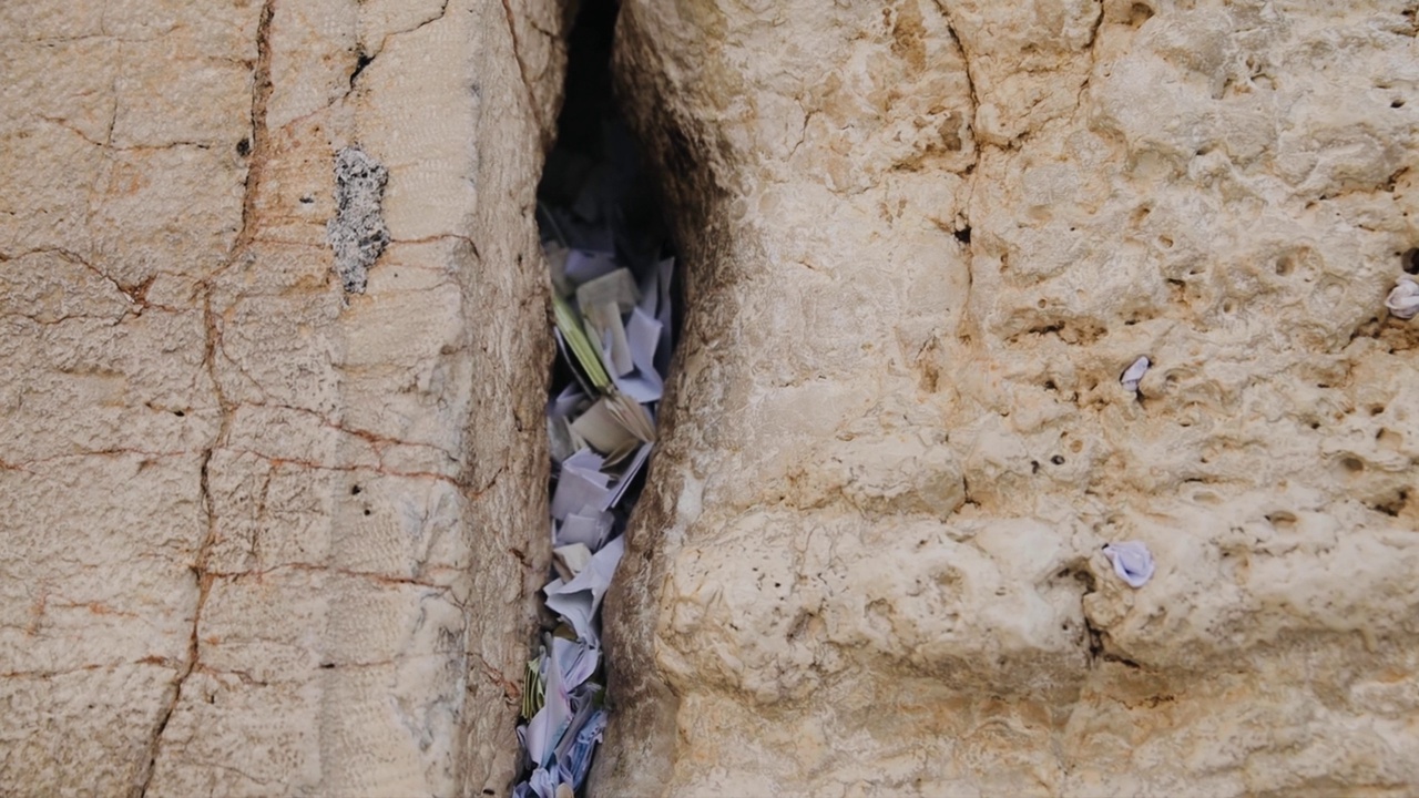 耶路撒冷西墙(Kotel)裂缝中许愿字条的镜头。以色列。动态视频。替身拍摄