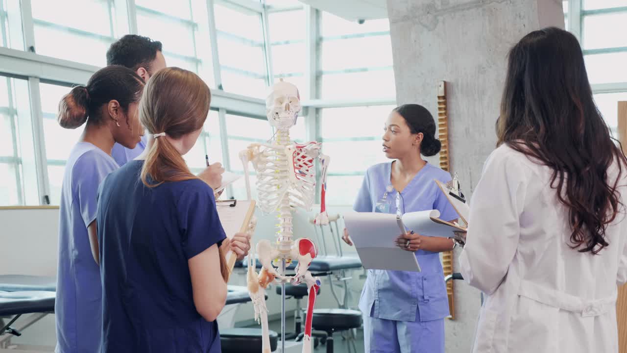 自信的医学院学生做关于人体骨骼系统的报告
