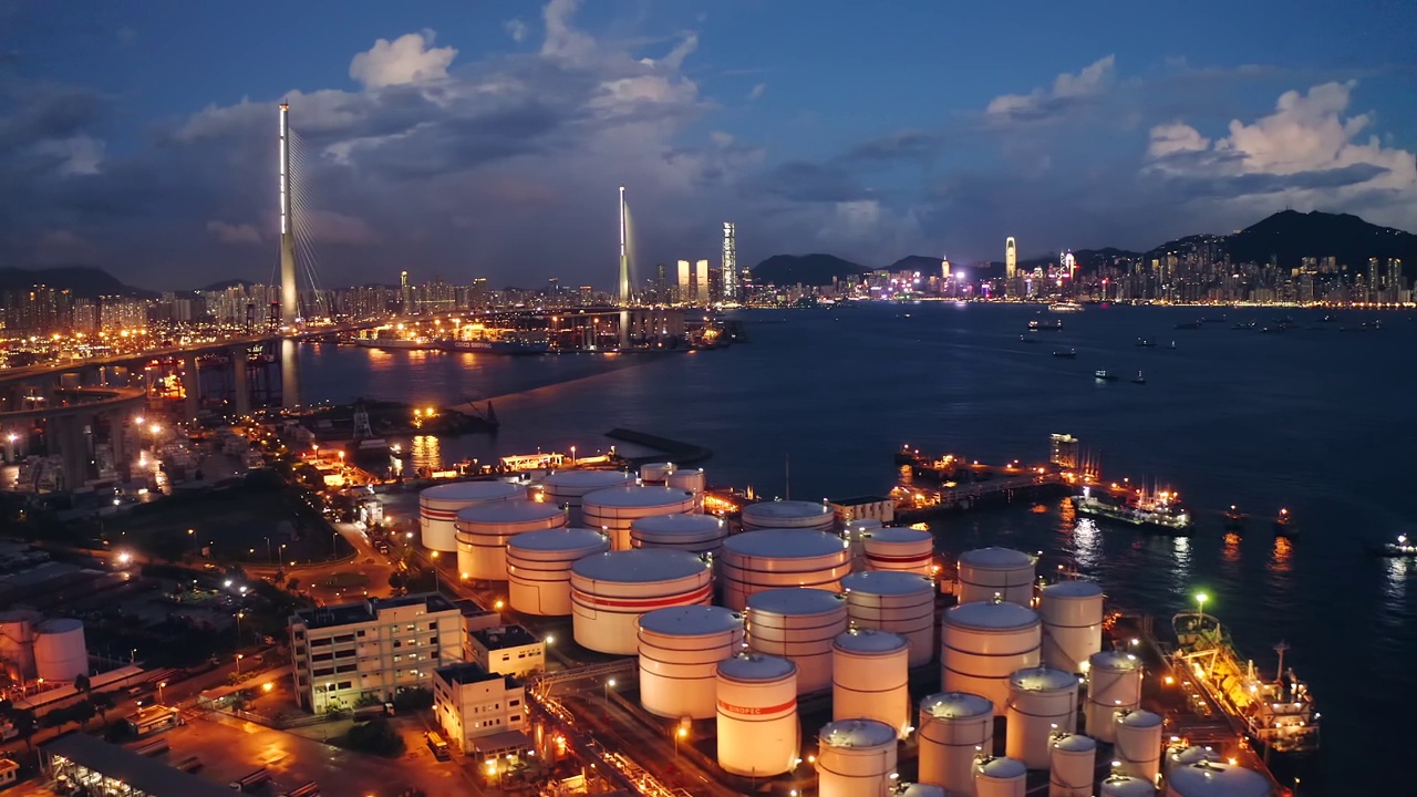 液体化工和石化产品储罐，夜间鸟瞰图