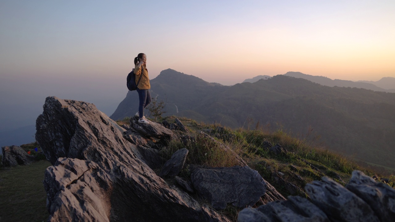 徒步旅行的女人正在向山顶进发