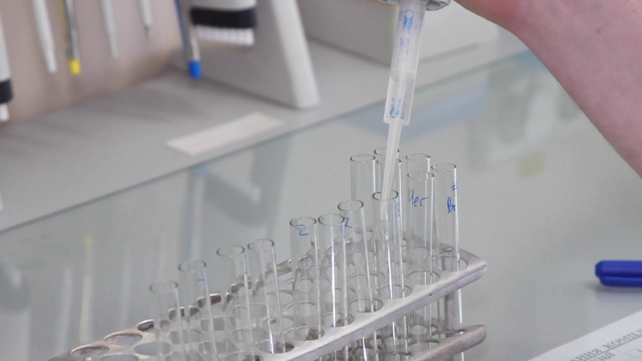 科学家在微生物实验室做化学测试