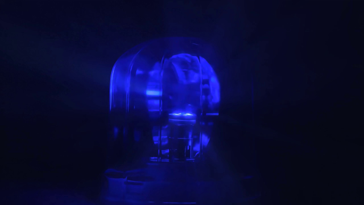 黑暗时警告警报器旋转闪烁