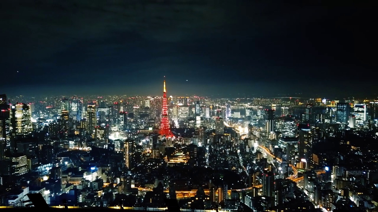 延时摄影俯瞰东京的夜景，东京塔从熄灭到亮红色的过程