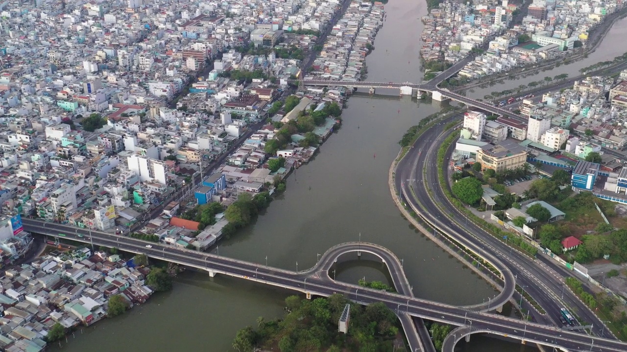 胡志明市，越南，2022年2月8区天际线在春节假期日出4k航拍视频