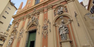 那不勒斯——从通往教堂的楼梯俯瞰位于Chiaia的圣特雷莎教堂