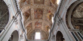 那不勒斯——位于Pizzofalcone的圣玛利亚degli Angeli教堂的垂直全景