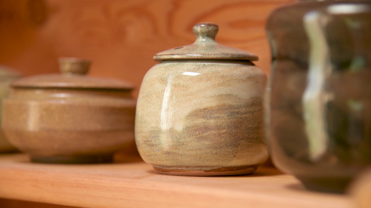 宜兴陶土茶壶手工茶道旁边的其他陶器在一个木制架子在房间里