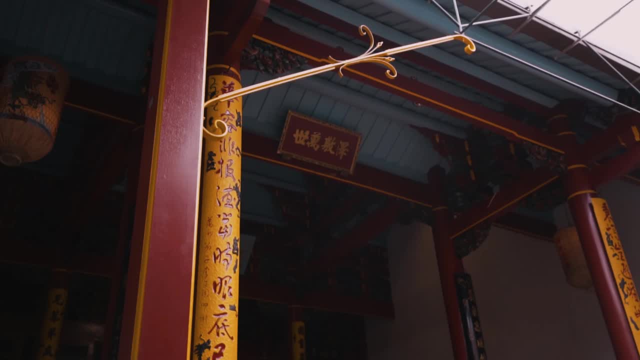 中国寺院的天花板用红、蓝两种颜色装饰，用汉字和红色装饰