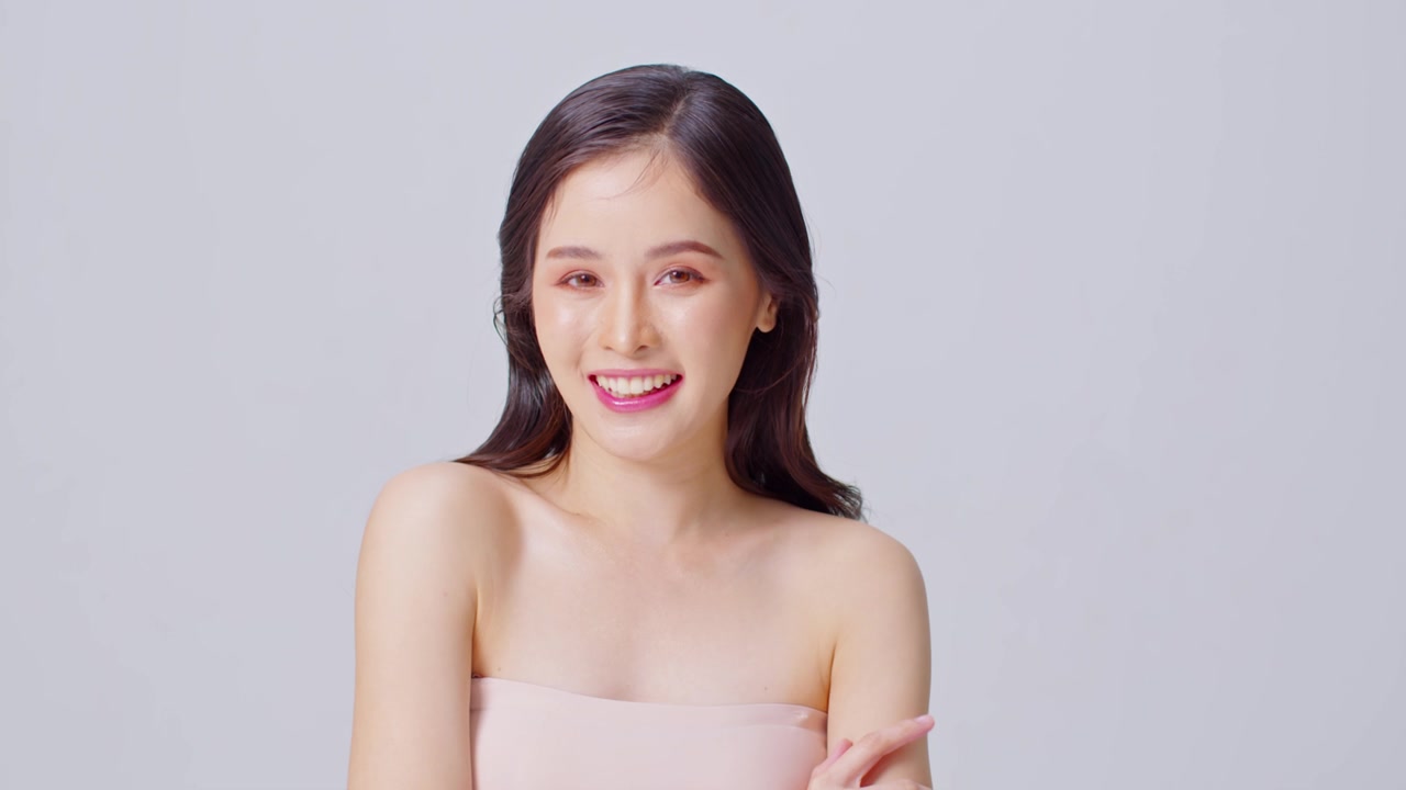 詳情圖-美麗的亞洲年輕女子觸摸柔軟的臉頰微笑與清潔和新鮮的皮膚幸福和快樂與積極的情緒，孤立在白色的背景，美容和化妝品的概念