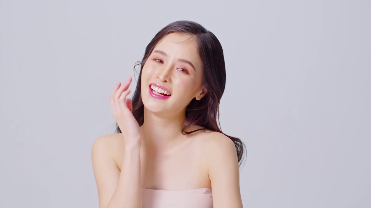 詳情圖-美麗的亞洲年輕女子觸摸柔軟的臉頰微笑與清潔和新鮮的皮膚幸福和快樂與積極的情緒，孤立在白色的背景，美容和化妝品的概念