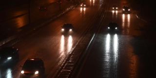 雨夜高速公路上驶过的汽车