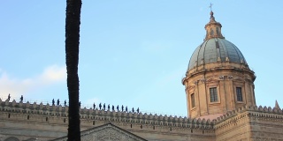 意大利西西里岛巴勒莫，一群人在巴勒莫大教堂的屋顶上行走。