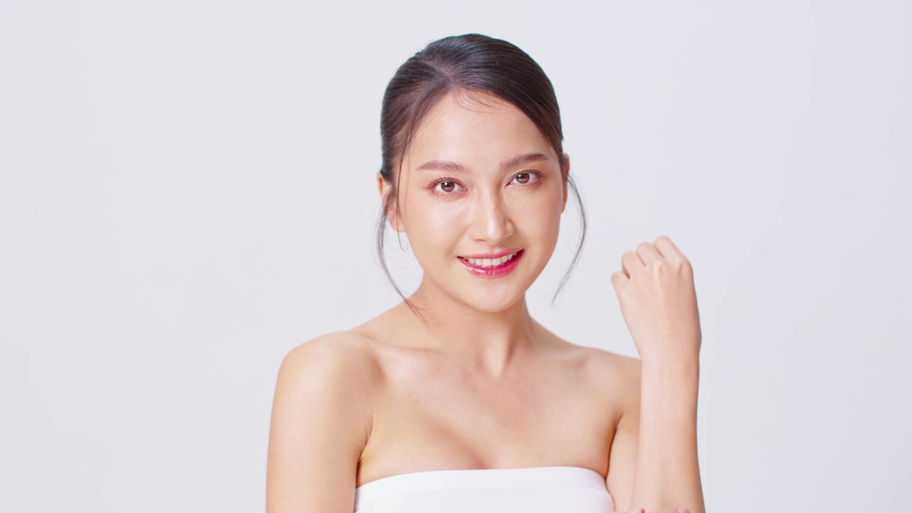 詳情圖-美麗的亞洲年輕女子觸摸柔軟的手皮膚微笑與清潔和新鮮的皮膚幸福和快樂與積極的情緒，孤立在白色的背景，美容和化妝品的概念